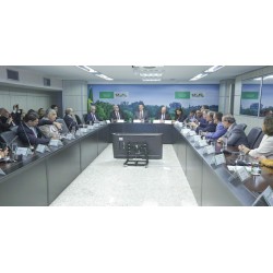 Ministro Carlos Fávaro realiza reunião ampliada no Mapa com os diferentes setores do agro